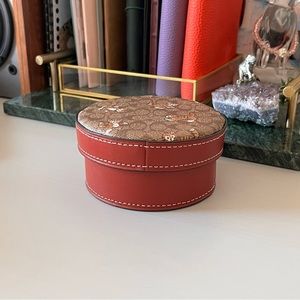 BEAUTIFUL COACH CAT CIRCLE TRINKET BOX